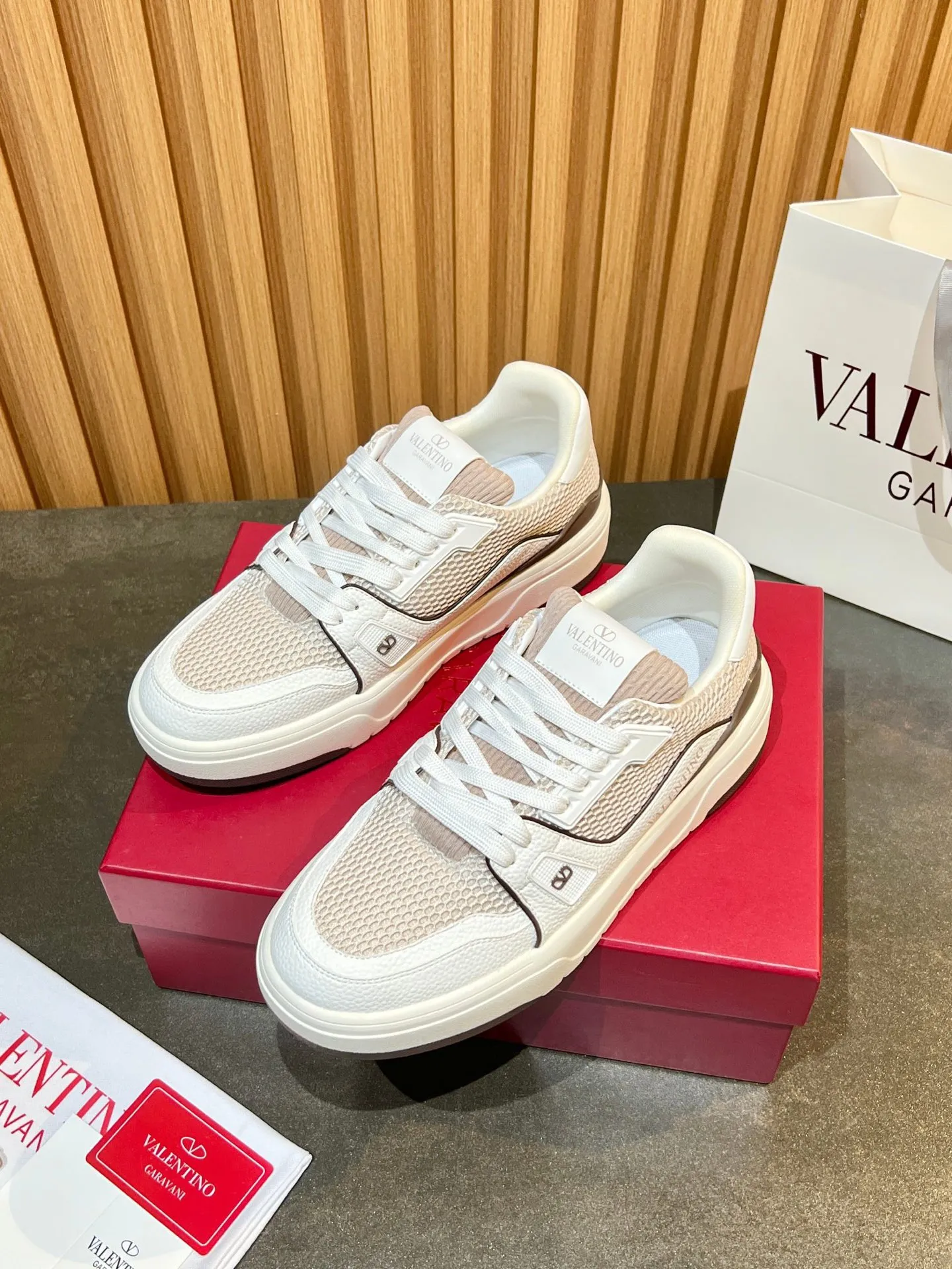 Men's men's shoes 💰640 VLNT Valentino 𝑶𝒏𝒆𝑺𝒕𝒖𝒅 Couple's sneakers series Valentino 2025 latest couple's sneakers, same style for celebrities, hot sale. Original ZP purchase and dismantling. Repeated pattern making and modification. Trying to restore 1:1 original version! Top luxury masterpiece, soft and comfortable, breathable and light, combines fashion and leisure, brings excellent and elegant texture and excellent on-foot comfort. Top purchasing version upper: imported high-end breathable mesh/original oil edge craftsmanship. Inner: imported mesh. Outsole: original development 𝐓𝐏𝐔 two-color combination outsole. Packaging: original configuration complete package. Code number: 35/44 (customized 45 46). Can be customized (self-labeled - no label) order.